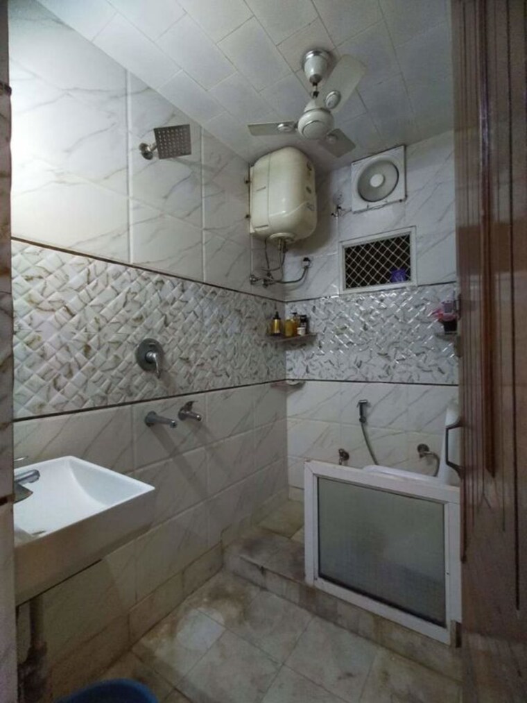 Bathroom, malviya nagar 1 Bedroom 101 Sq.Yd. Apartment In Malviya Nagar Delhi 10123499