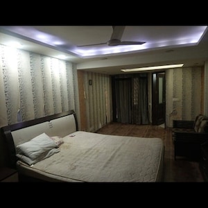 Bedroom in 4 BHK Builder Floor at Sector 18 – for Sale