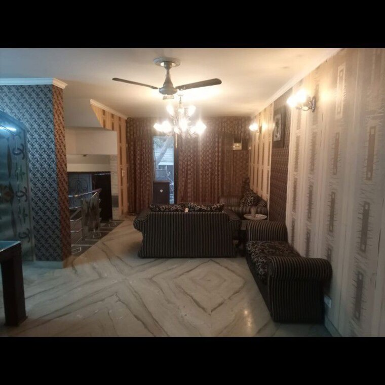 Living Room, sector 18 4 Bedroom 276 Sq.Yd. Builder Floor In Sector 18 Faridabad 10123893