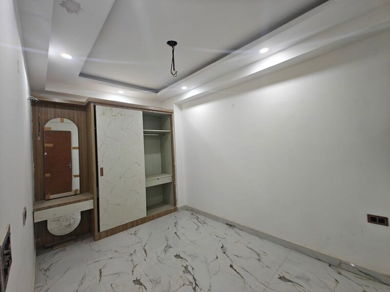 Room, sector 73 2 Bedroom 1000 Sq.Ft. Apartment In Sector 73 Noida 10124119