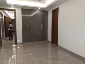 Room in 4 BHK Apartment at Sarvodaya Enclave – for Sale