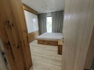 Room in 3 BHK Apartment at Rustomjee Seasons, Bandra East – for Rent