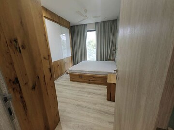 Room in 3 BHK Apartment at Rustomjee Seasons, Bandra East – for Rent