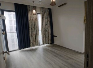 Room in 3 BHK Apartment at Rustomjee Seasons, Bandra East – for Rent