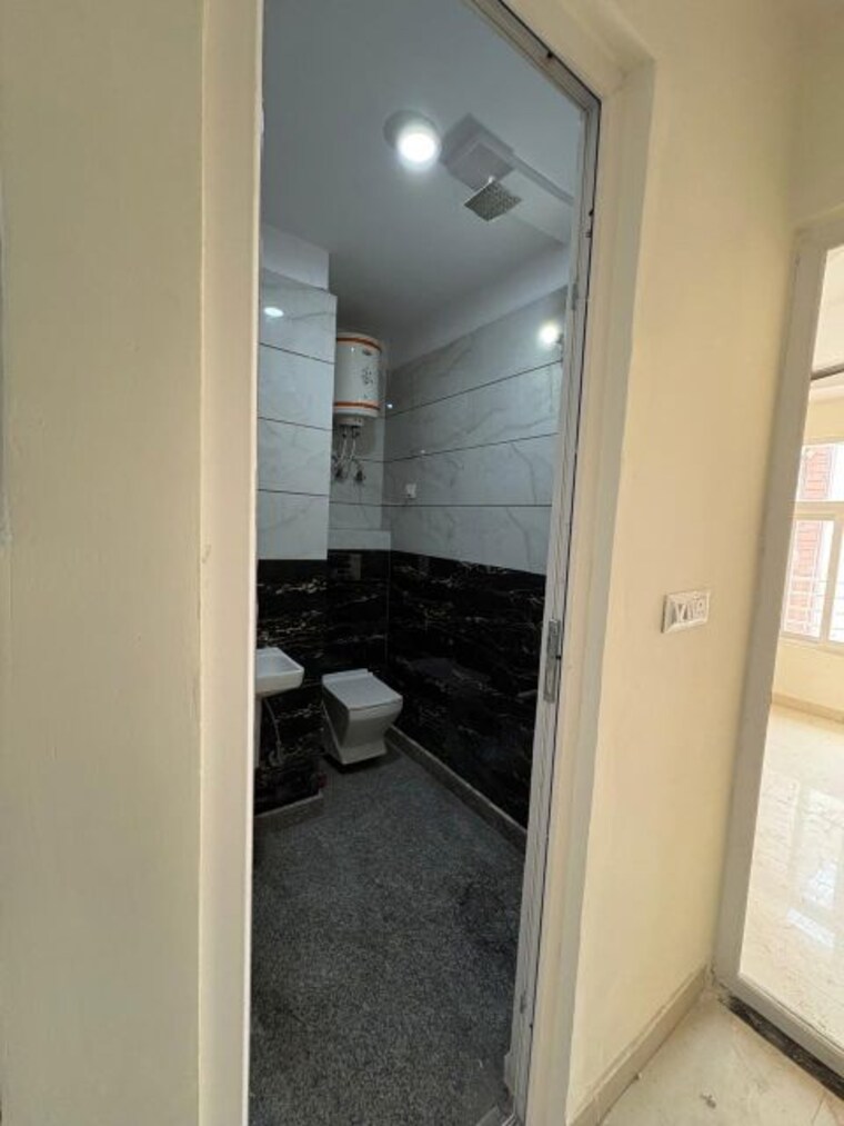 Washroom, chanakya place 2 Bedroom 65 Sq.Yd. Builder Floor In Chanakya Place Delhi 10124605