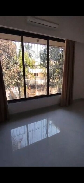 Room in 3 BHK Apartment at Khar West – for Rent