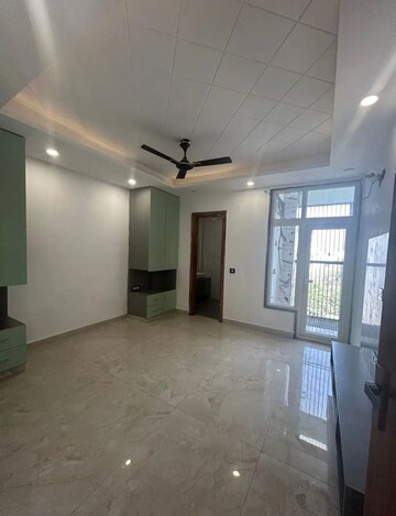 Room in 4 BHK Apartment at Heena Jower, Malad West – for Rent