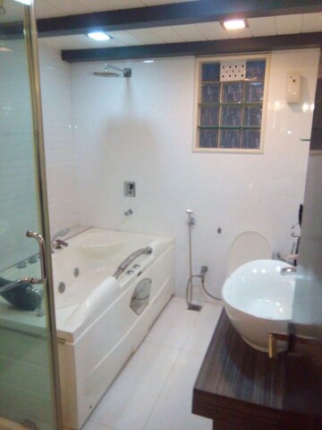 Bathroom in 2 BHK Apartment at Gitanjali Apartmnet, Colaba – for Sale