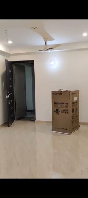 Room in 3 BHK Apartment at Gaur City 7th Avenue, Sector 4 Greater Noida – for Rent