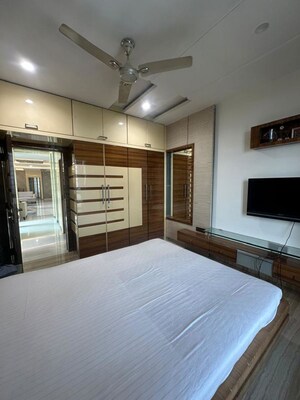 Room in 3 BHK Apartment at DB Woods, Goregaon East – for Sale