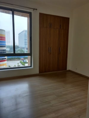 Room in 3 BHK Apartment at Pioneer Park Phase 1, Sector 61 – for Rent