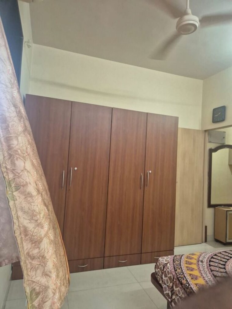 Room, bandra west 1.5 Bedroom 700 Sq.Ft. Apartment In Bandra West Mumbai 10126267