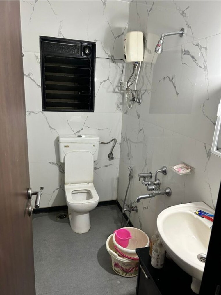Bathroom, manpada 2 Bedroom 950 Sq.Ft. Apartment In Manpada Thane 10126385
