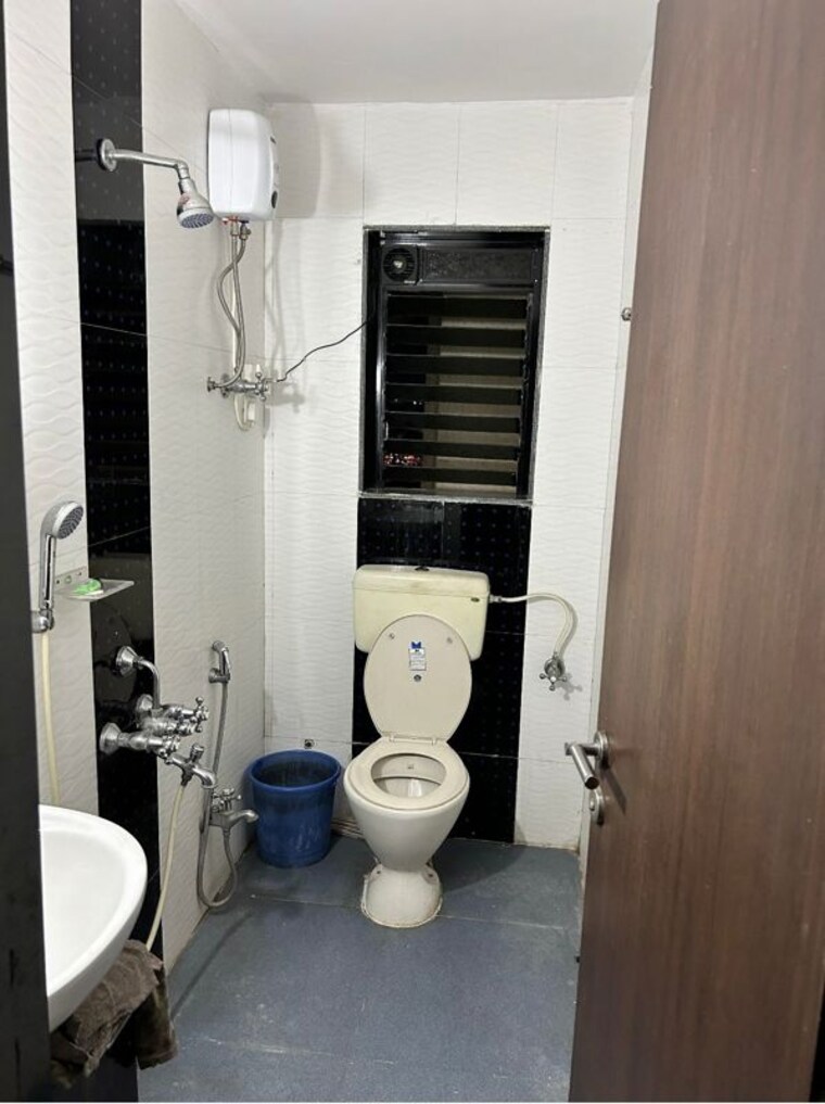 Bathroom, manpada 2 Bedroom 950 Sq.Ft. Apartment In Manpada Thane 10126385