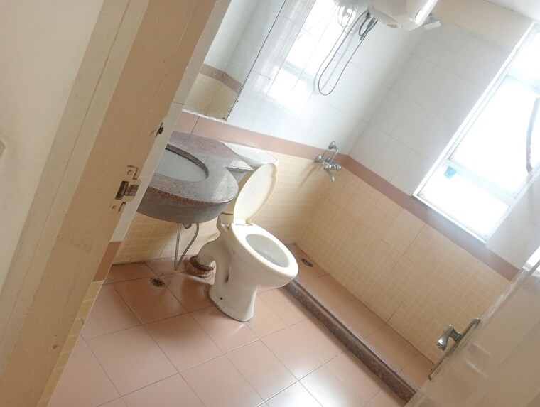 Bathroom, jmd-gardens 3.5 Bedroom 1875 Sq.Ft. Apartment In Sector 33 Gurgaon 10127020