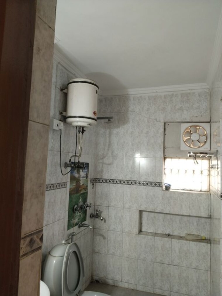Bathroom, sarita vihar 3 Bedroom 1850 Sq.Ft. Apartment In Sarita Vihar Delhi 10127052
