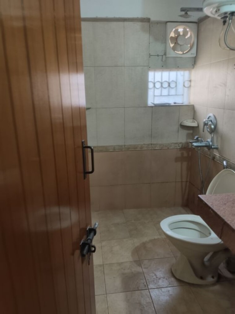 Bathroom, sarita vihar 3 Bedroom 1850 Sq.Ft. Apartment In Sarita Vihar Delhi 10127052