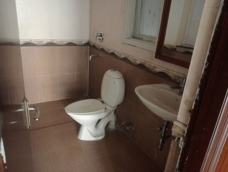 Bathroom, unitech-the-residences-gurgaon 2 Bedroom 1125 Sq.Ft. Apartment In Sector 33 Gurgaon 10127240