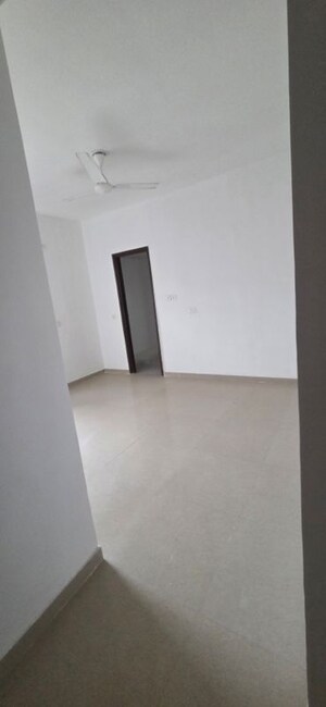 Room in 3.5 BHK Apartment at Omaxe R2, Gomti Nagar – for Sale