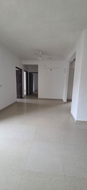 Room in 3.5 BHK Apartment at Omaxe R2, Gomti Nagar – for Sale