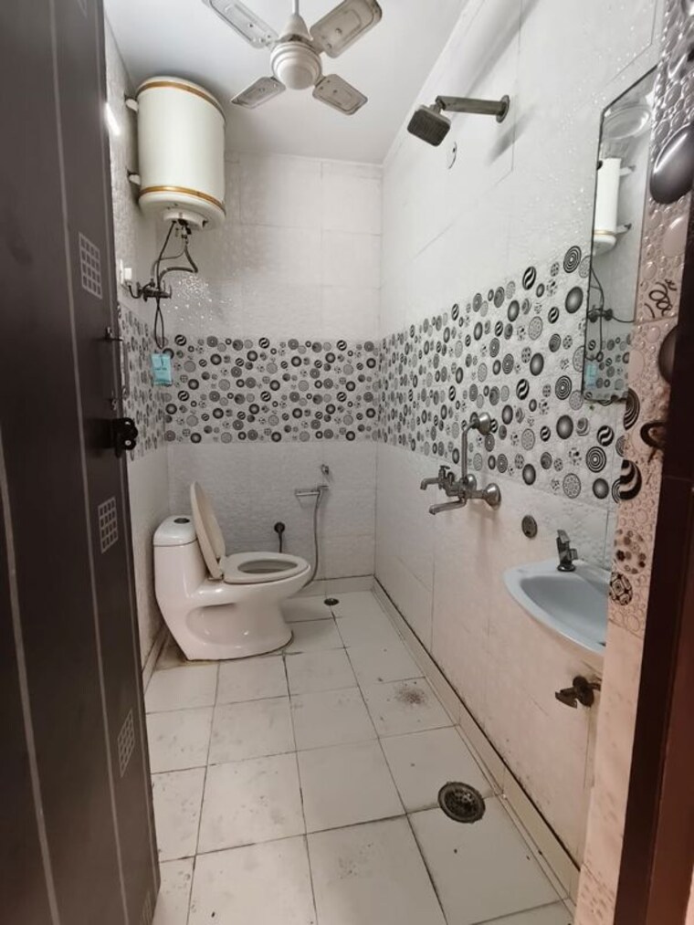 Bathroom, malviya nagar 2 Bedroom 100 Sq.Yd. Builder Floor In Malviya Nagar Delhi 10127266