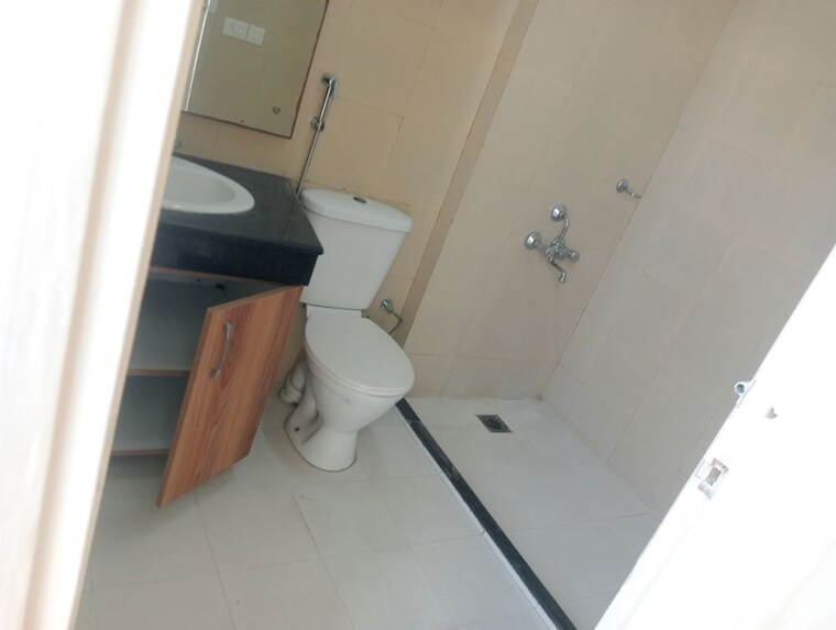 Bathroom, unitech-uniworld-gardens 4 Bedroom 2416 Sq.Ft. Apartment In Sector 47 Gurgaon 10127542