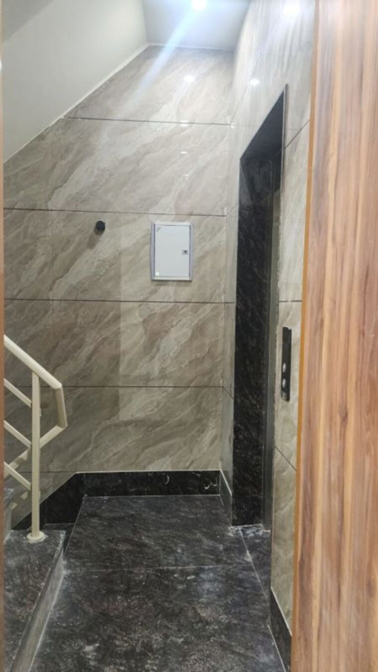 Bathroom, rajouri garden 3 Bedroom 140 Sq.Yd. Builder Floor In Rajouri Garden Delhi 10127743
