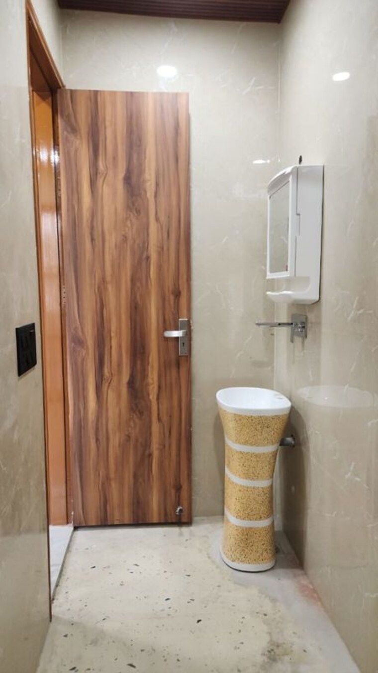 Bathroom, rajouri garden 3 Bedroom 140 Sq.Yd. Builder Floor In Rajouri Garden Delhi 10127743