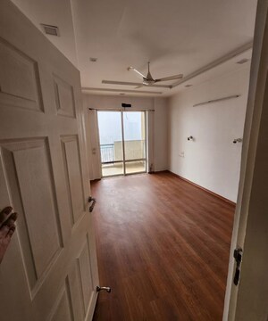 Room in 3.5 BHK Apartment at Central Park II-Bellevue, Sector 48 – for Rent