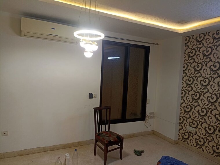 Room, anand vihar 3 Bedroom 260 Sq.Yd. Builder Floor In Anand Vihar Delhi 10128107