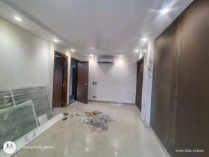 Room in 2 BHK Apartment at Ambience Creacions, Sector 22 – for Rent