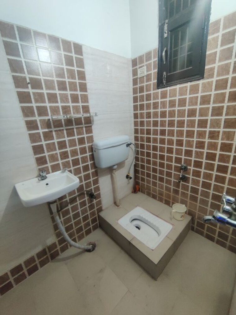 Bathroom, akriti-complex 2 Bedroom 1000 Sq.Ft. Builder Floor In Vaishali Sector 6 Ghaziabad 10128395