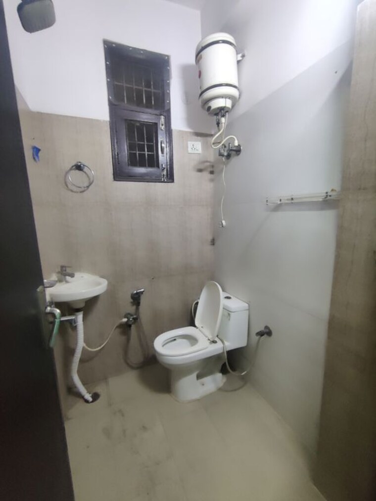 Bathroom, akriti-complex 2 Bedroom 1000 Sq.Ft. Builder Floor In Vaishali Sector 6 Ghaziabad 10128395