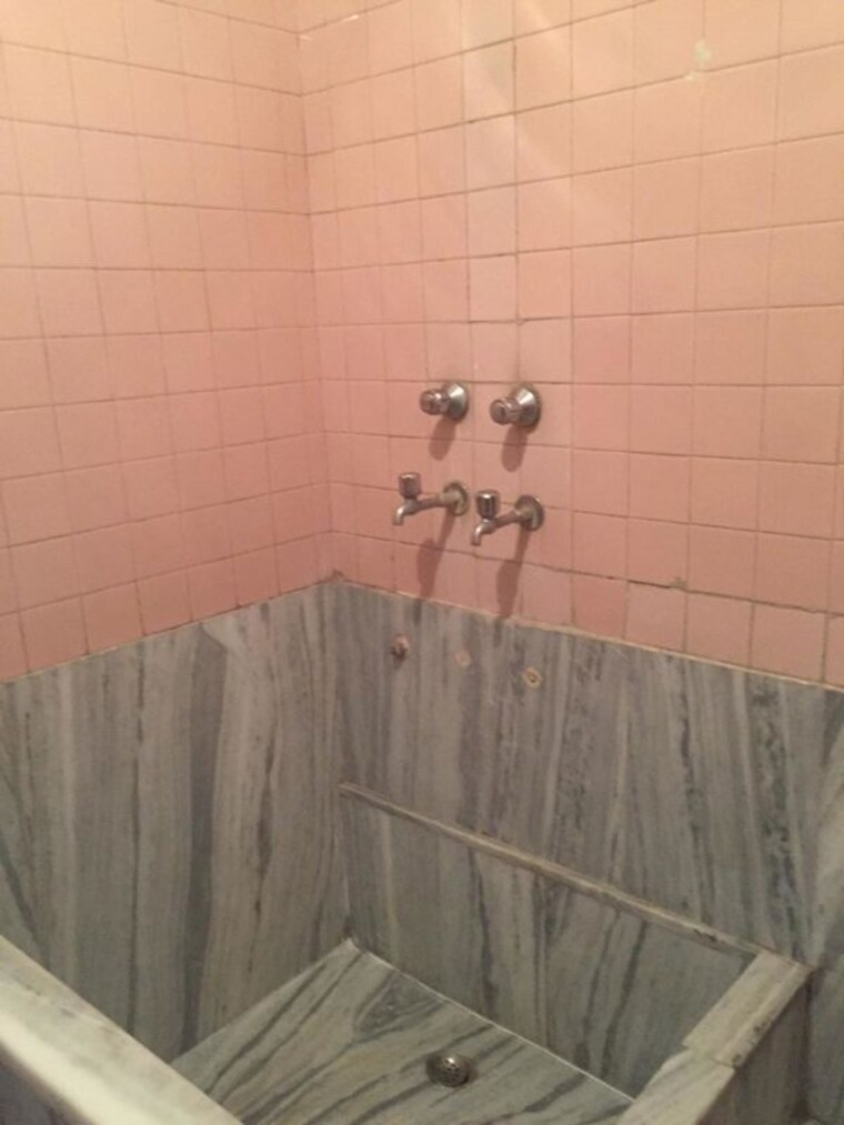 Bathroom, greater kailash part 3 2 Bedroom 217 Sq.Yd. Builder Floor In Greater Kailash Part 3 Delhi 10128403