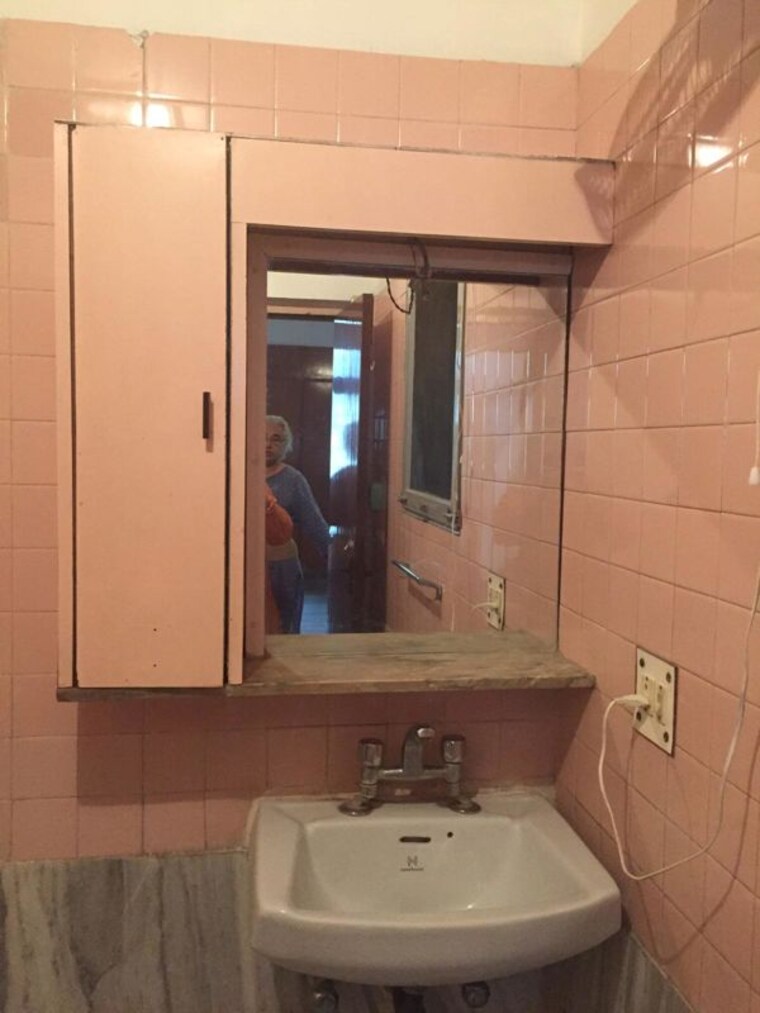 Bathroom, greater kailash part 3 2 Bedroom 217 Sq.Yd. Builder Floor In Greater Kailash Part 3 Delhi 10128403
