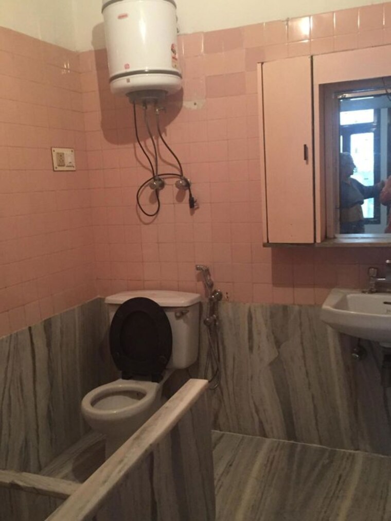 Bathroom, greater kailash part 3 2 Bedroom 217 Sq.Yd. Builder Floor In Greater Kailash Part 3 Delhi 10128403
