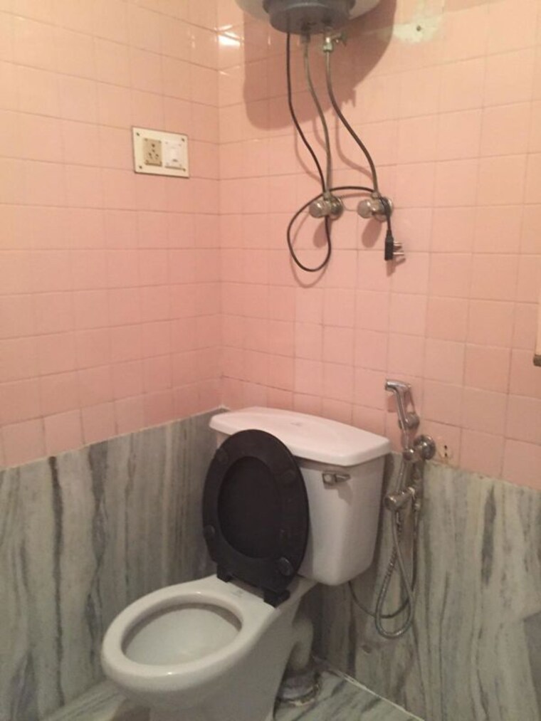 Bathroom, greater kailash part 3 2 Bedroom 217 Sq.Yd. Builder Floor In Greater Kailash Part 3 Delhi 10128403