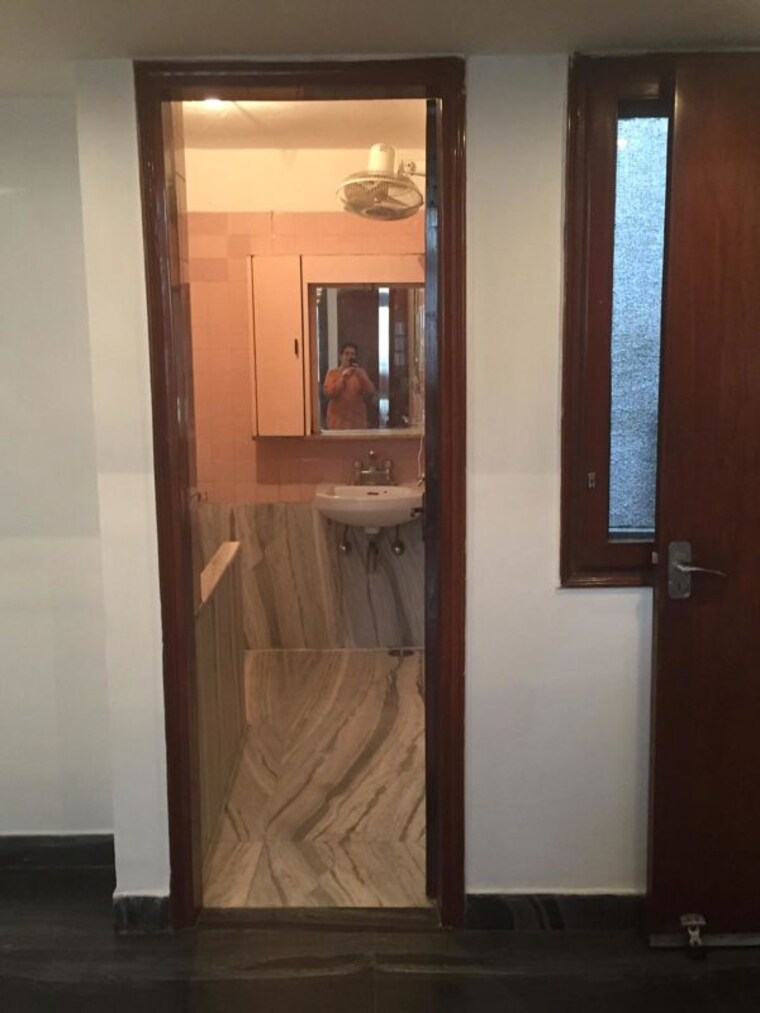 Bathroom, greater kailash part 3 2 Bedroom 217 Sq.Yd. Builder Floor In Greater Kailash Part 3 Delhi 10128403