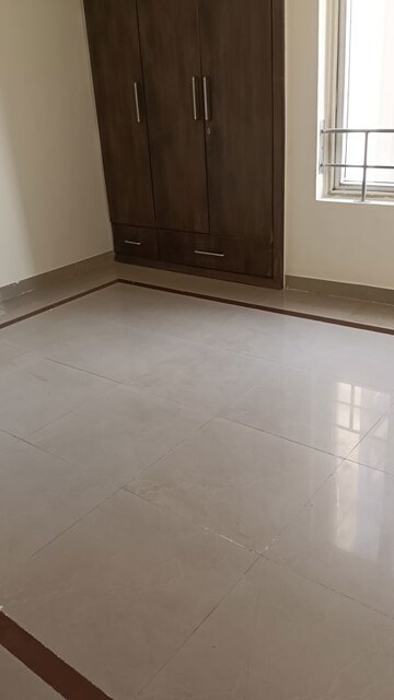 Room in 3 BHK Apartment at Orchid Petals, Sector 49 – for Rent