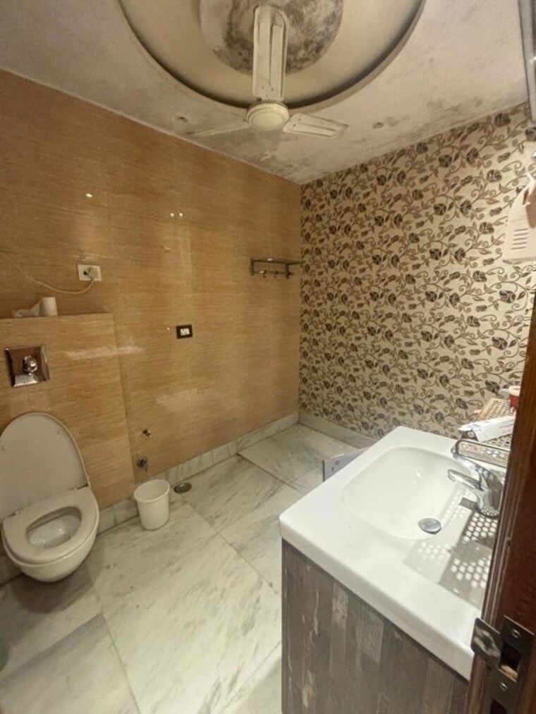 Bathroom, east patel nagar 3 Bedroom 1200 Sq.Ft. Builder Floor In East Patel Nagar Delhi 10128452