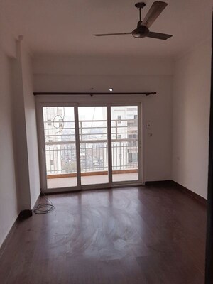 Room in 4 BHK Apartment at MMR 52nd Avenue, Sector 52 – for Rent