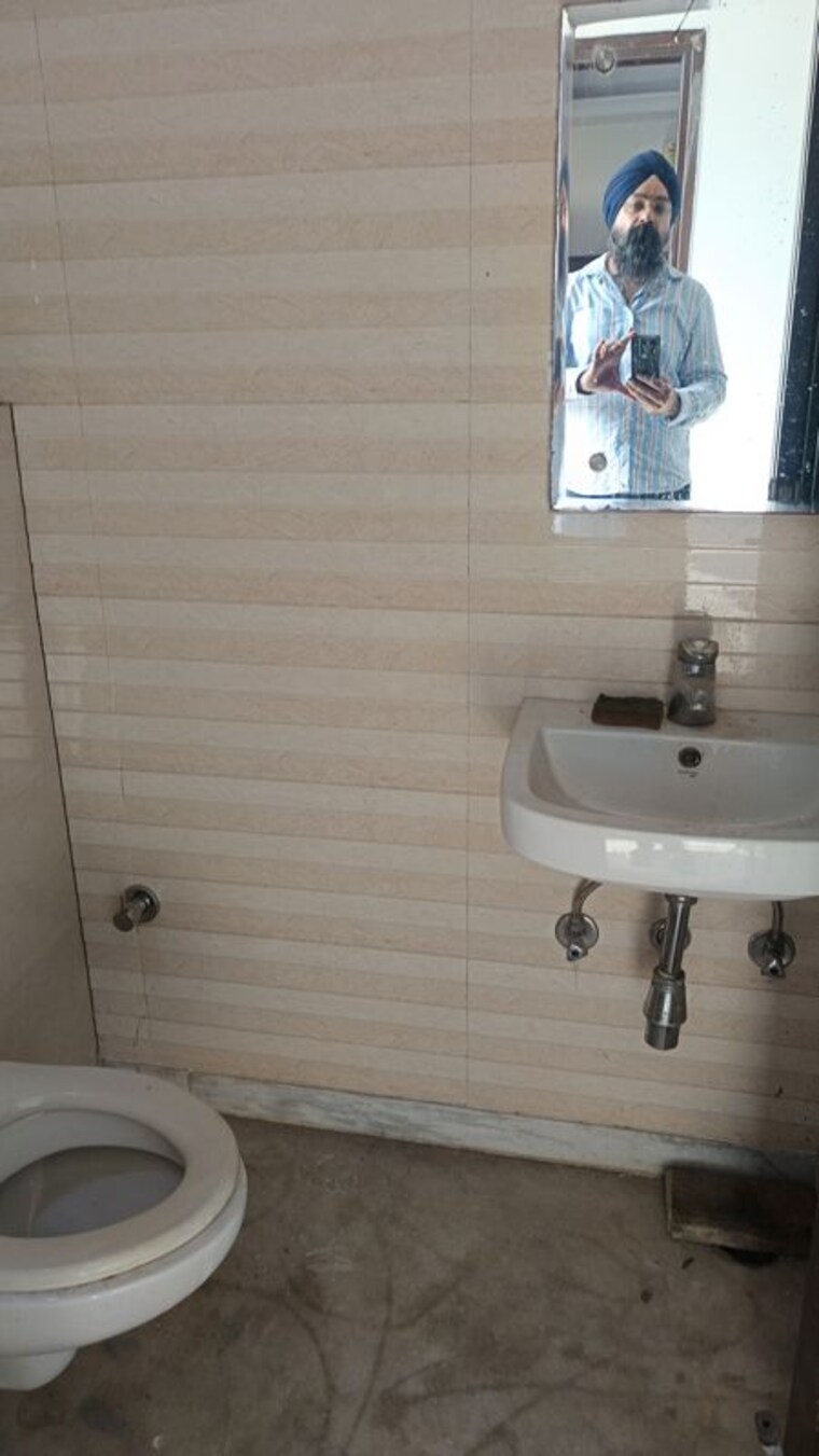 Bathroom, patel nagar 1 Bedroom 1500 Sq.Ft. Builder Floor In Patel Nagar Delhi 10128495