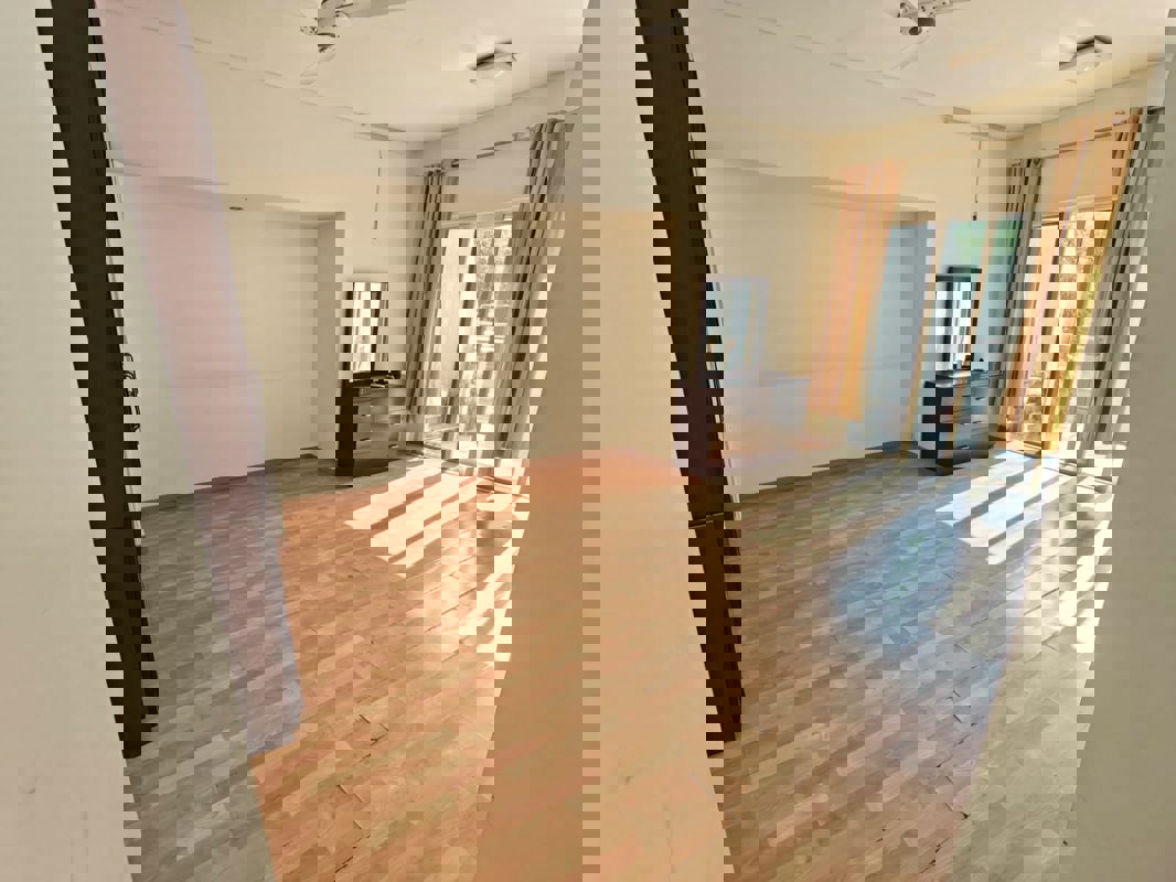 3.5 BHK + Extra Room 2300 Sq.Ft. Apartment in Waterfront Condominiums