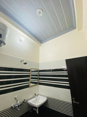 Bathroom in 1.5 BHK Independent House at Gomti Nagar – for Rent