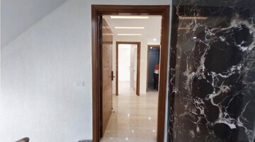 Building Lobby in 3 BHK Builder Floor at Ansal Sushant Lok I, Sector 43 – for Rent