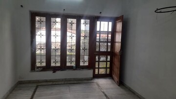 Room in 1 BHK Builder Floor at Dalanwala – for Rent