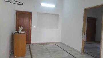 Room in 1 BHK Builder Floor at Dalanwala – for Rent