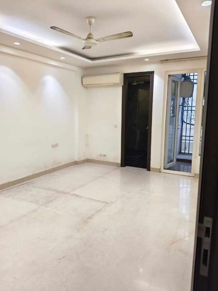 Room, safdarjung enclave 3 Bedroom 2500 Sq.Ft. Apartment In Safdarjung Enclave Delhi 10128593