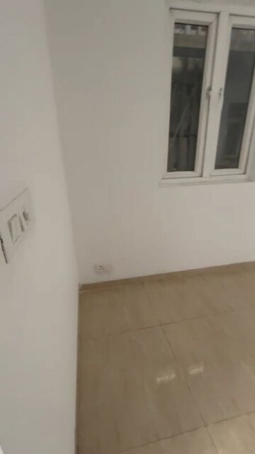 Room in 2.5 BHK Apartment at Samridhi Grand Avenue, Tech Zone 4 Greater Noida – for Sale