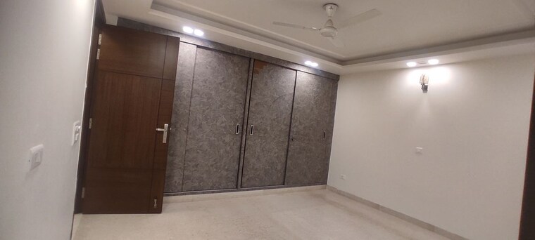 Room, safdarjung enclave 3.5 Bedroom 2550 Sq.Ft. Apartment In Safdarjung Enclave Delhi 10128642